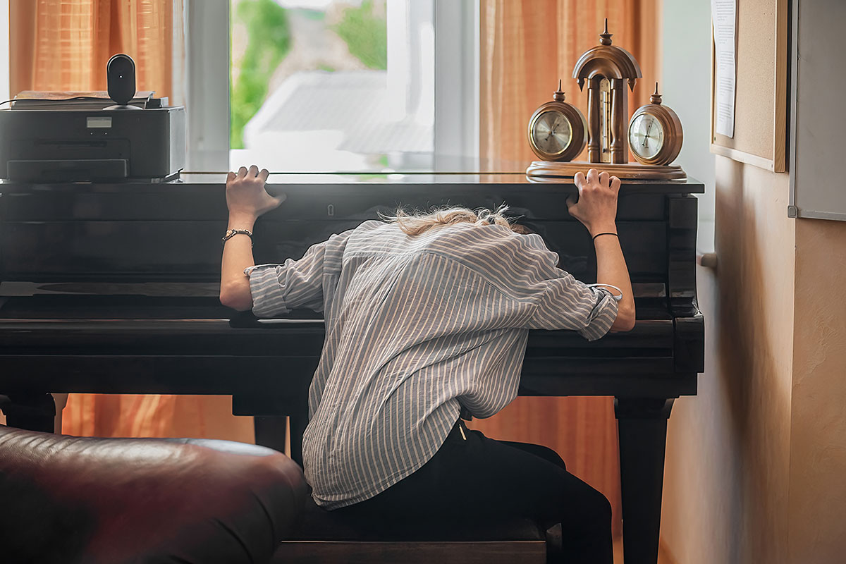 Piano player despondent over a bad-sounding piano